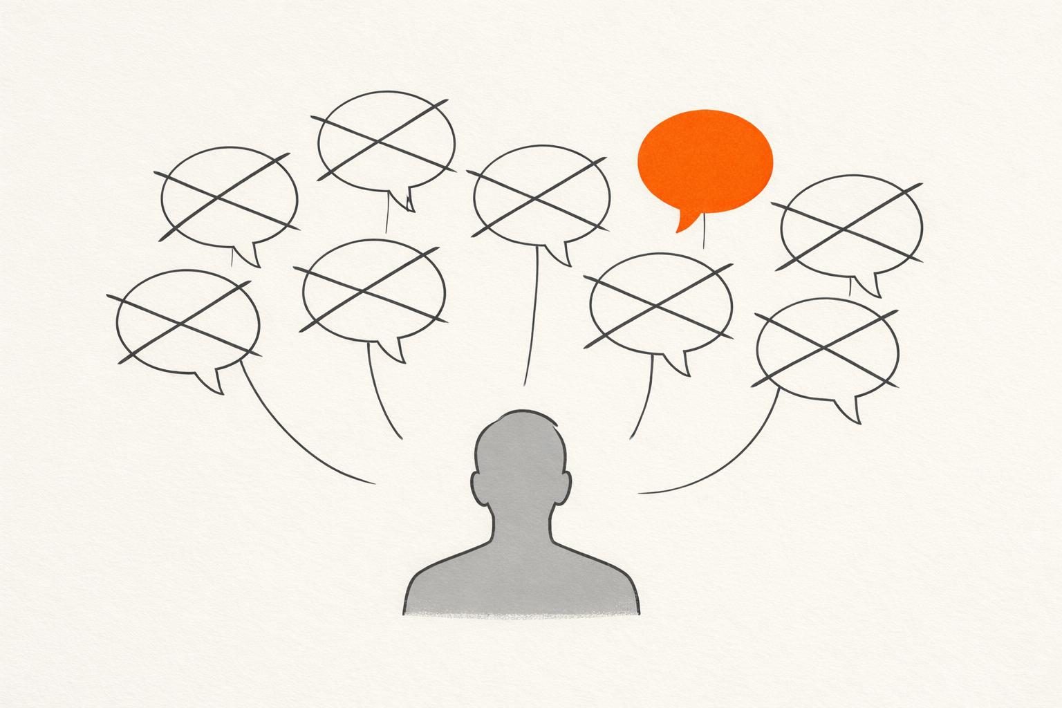Illustration · Neun gleich große Sprechblasen aus feinen Linien hängen wie Ballons über einer gesichtslosen Figur, acht davon sind mit einer dünnen Linie durchgestrichen, eine orange Blase bleibt stehen, als Bild für neun Mythen über Personal Branding.