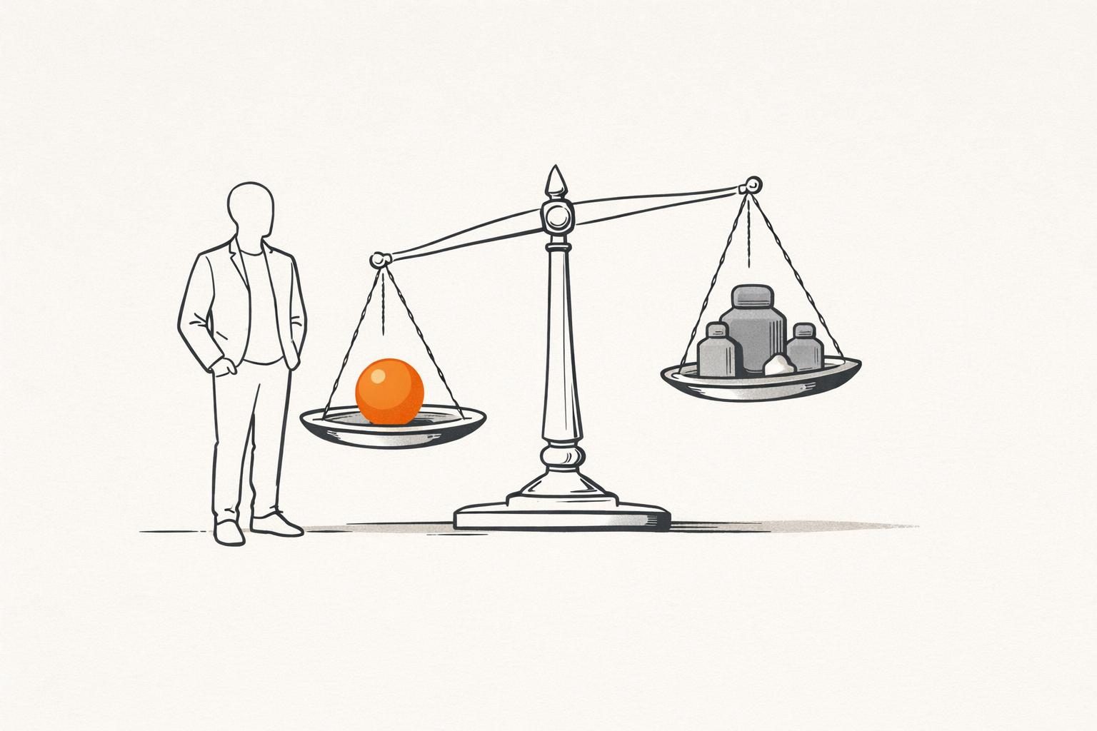 Illustration · Eine gesichtslose Figur steht auf einer Waage aus feinen Linien, in der einen Schale ein oranger leuchtender Kern, in der anderen graue Gewichte, als Bild für die Nachteile und Risiken von Personal Branding.